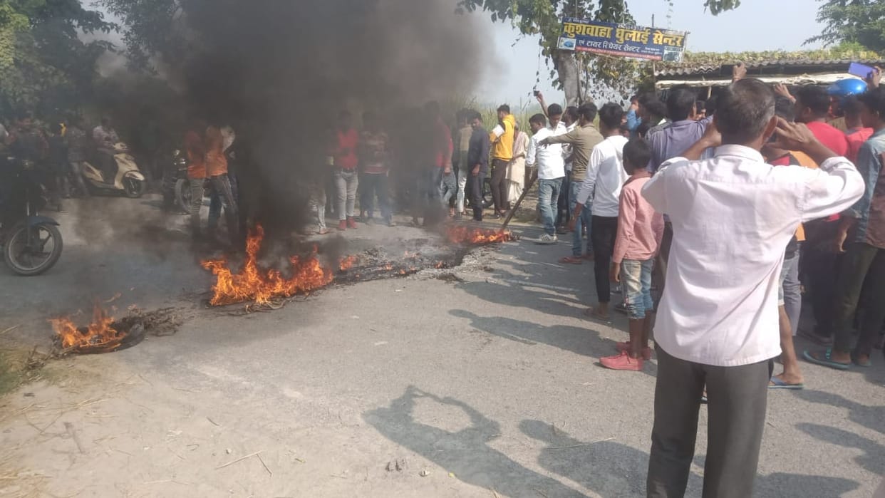 Seeing the flag on the tower, the villagers protested, the road jammed
