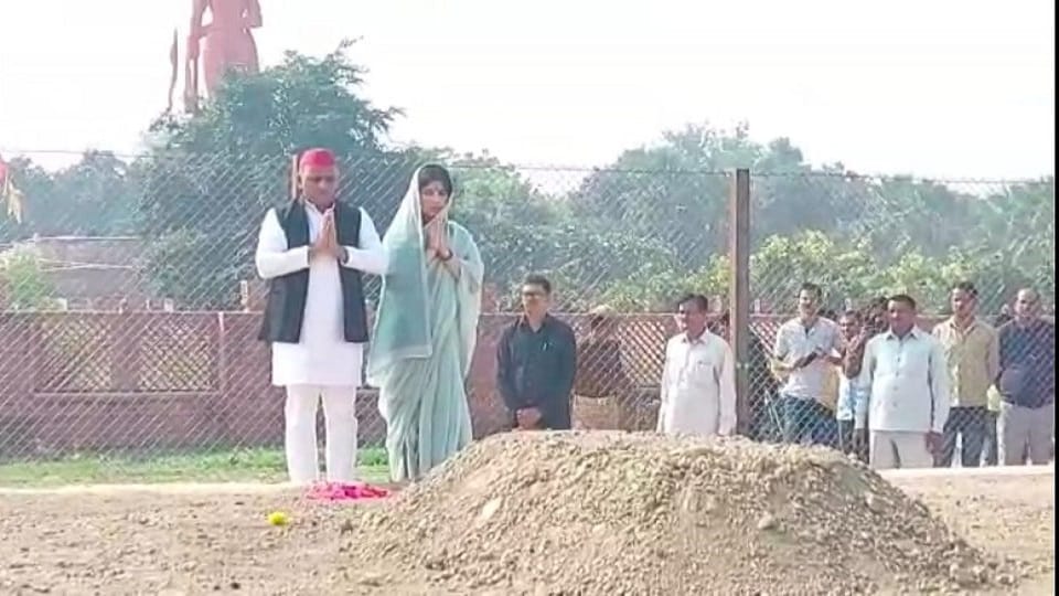 Mainpuri By Election 2022: SP Candidate Dimple Yadav Pay Tribute To Mulayam Singh Before Filing Nomination
