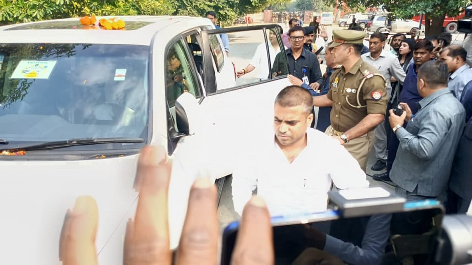 Dimple Yadav reached for nomination know who all are with husband Akhilesh Yadav