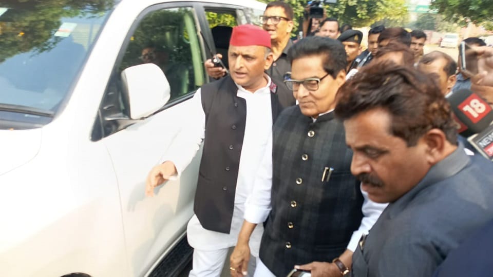 Akhilesh Yadav stopped the convoy Seeing the injured person on the way in mainpuri