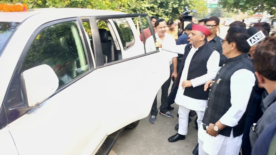 Dimple Yadav reached for nomination know who all are with husband Akhilesh Yadav