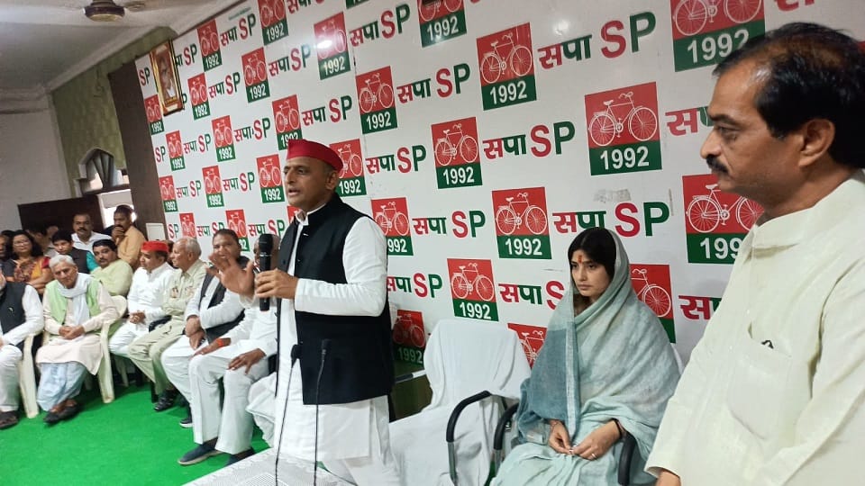 Dimple Yadav reached for nomination know who all are with husband Akhilesh Yadav