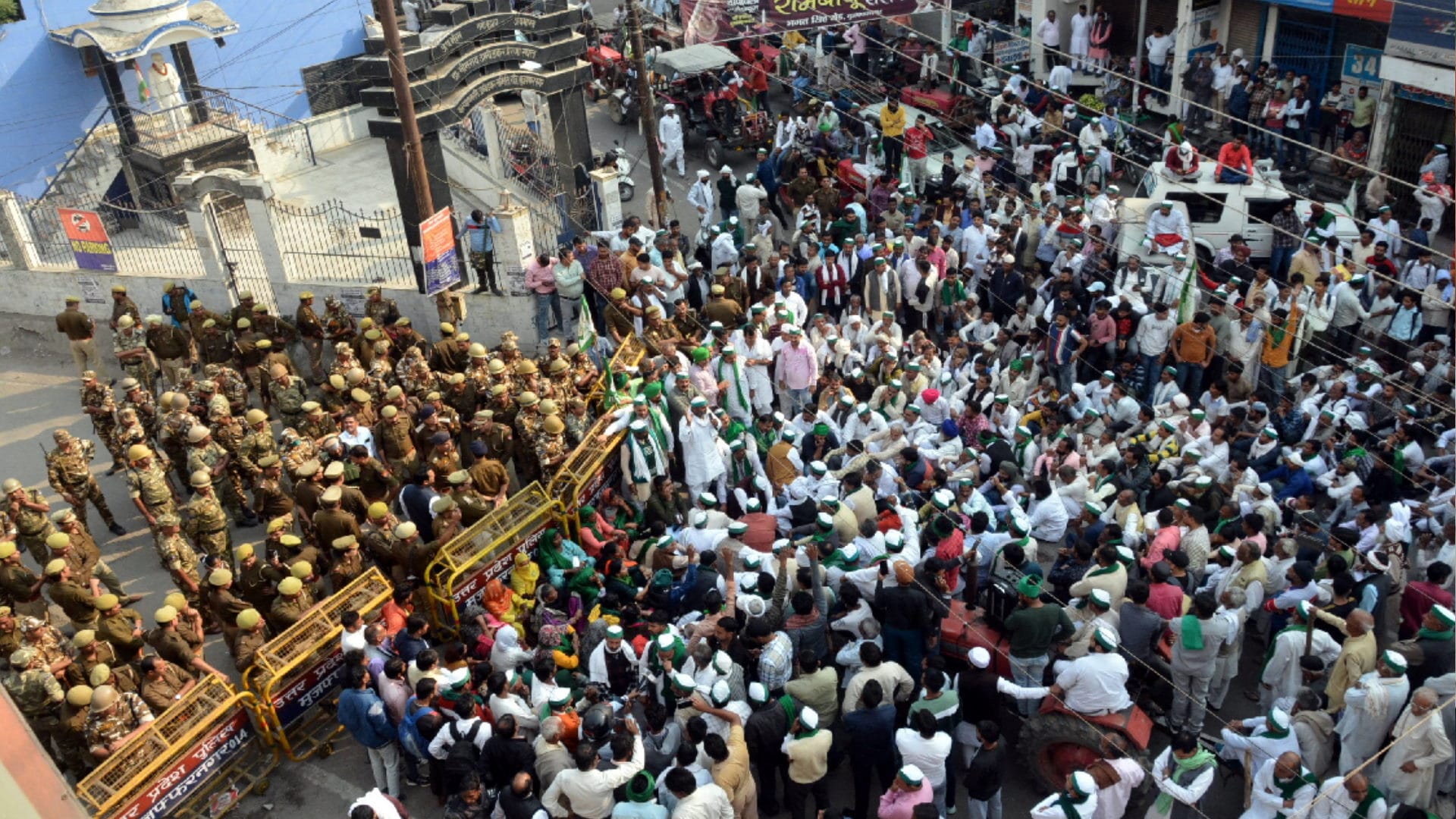 BKU leaders have broken to barrier and dispute from policemen during protest in Muzaffarnagar
