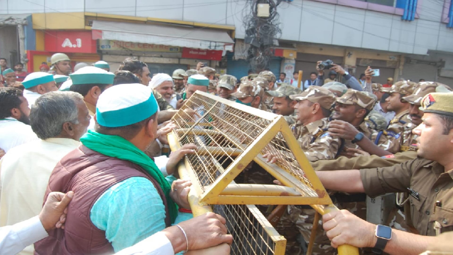 BKU leaders have broken to barrier and dispute from policemen during protest in Muzaffarnagar