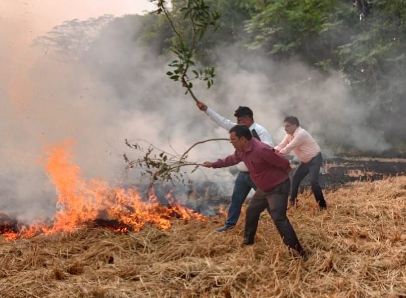 Kanpur Dehat : Farmers burnt stubble in three villages, fined, DD Agriculture and District Agriculture Officer also engaged in extinguishing the fire