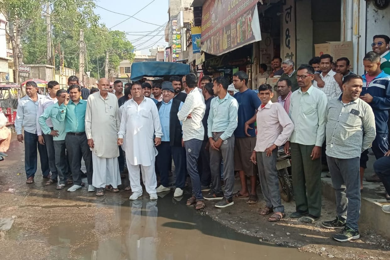 Shopkeepers protest over waterlogging