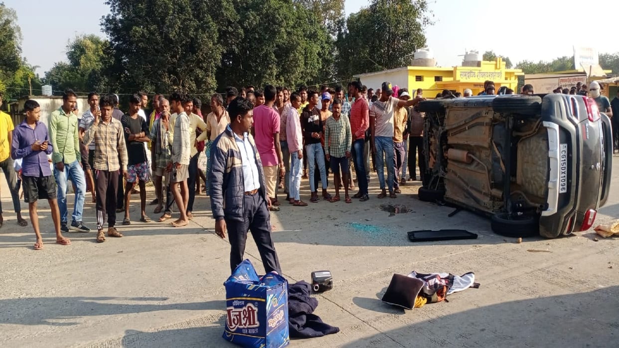 bike rider youth and child died due to car collision in ambikapur