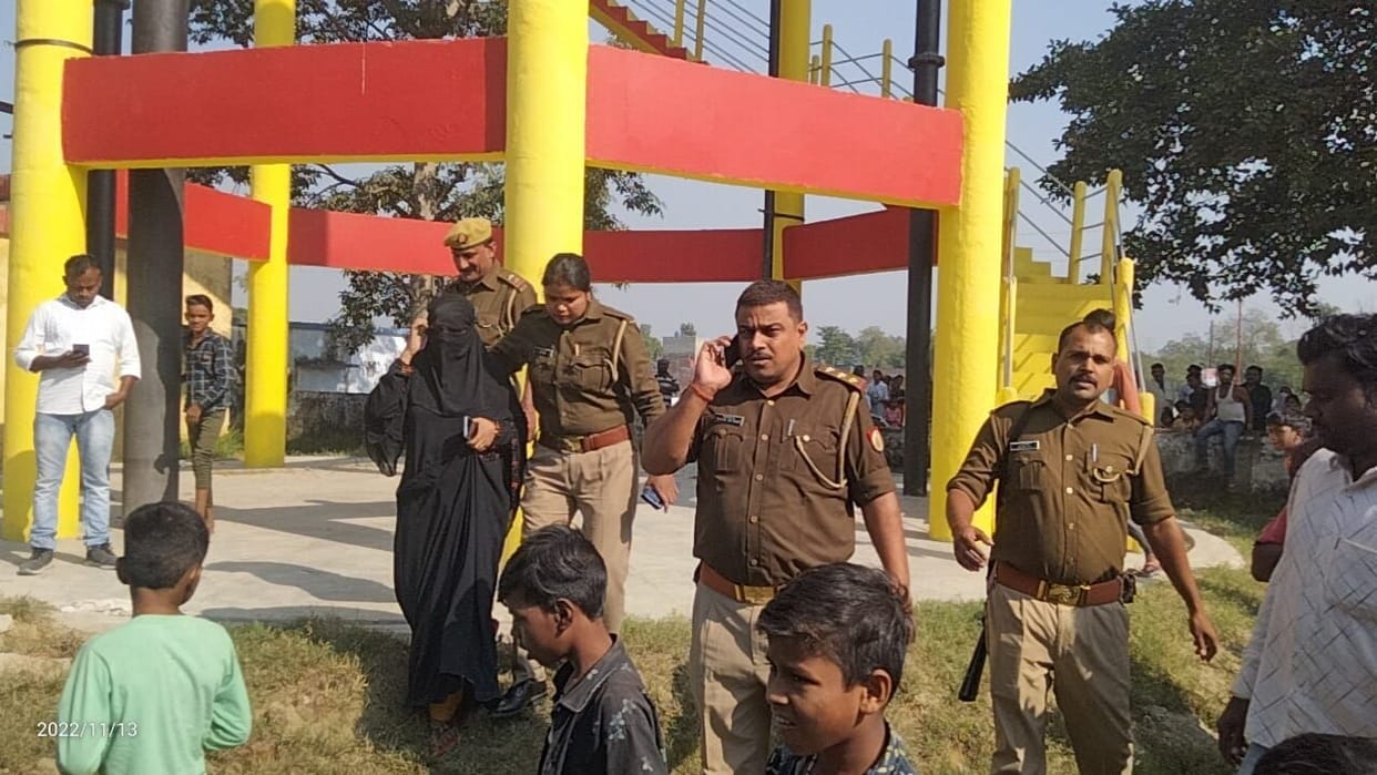 lady clibed up on over head tank for third nikah