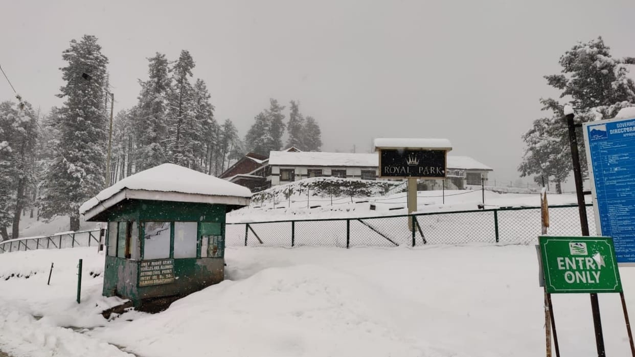 jammu kashmir Weather news: Snowfall on hills rain in plains Jammu Srinagar highway suspended