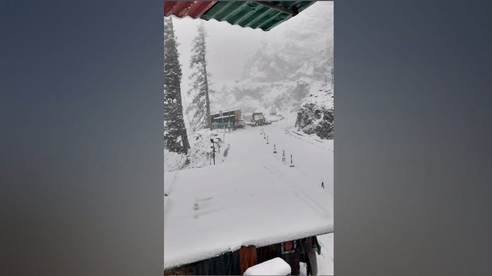 jammu kashmir Weather news: Snowfall on hills rain in plains Jammu Srinagar highway suspended