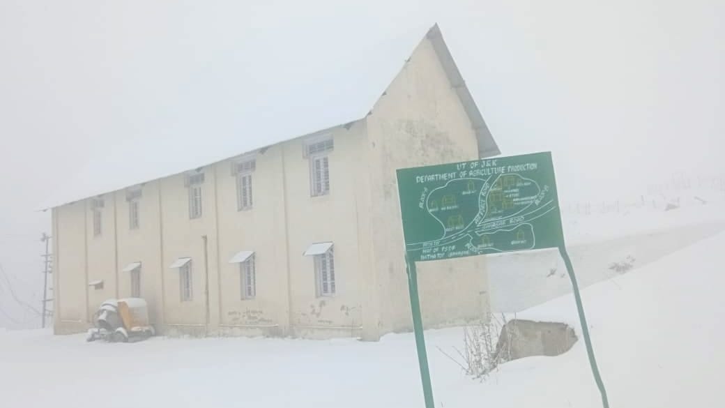 jammu kashmir Weather news: Snowfall on hills rain in plains Jammu Srinagar highway suspended