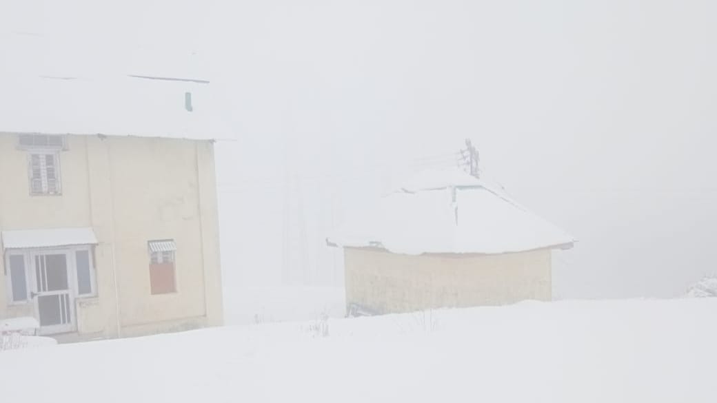 jammu kashmir Weather news: Snowfall on hills rain in plains Jammu Srinagar highway suspended