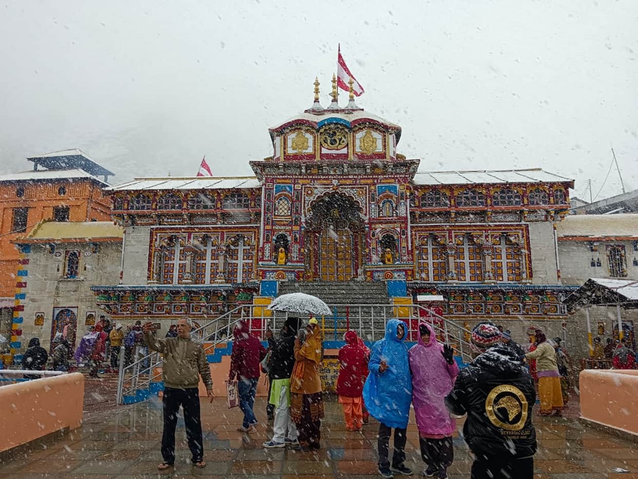 Heavy snowfall in Badrinath Dham pilgrims enjoyed Uttarakhand news in hindi