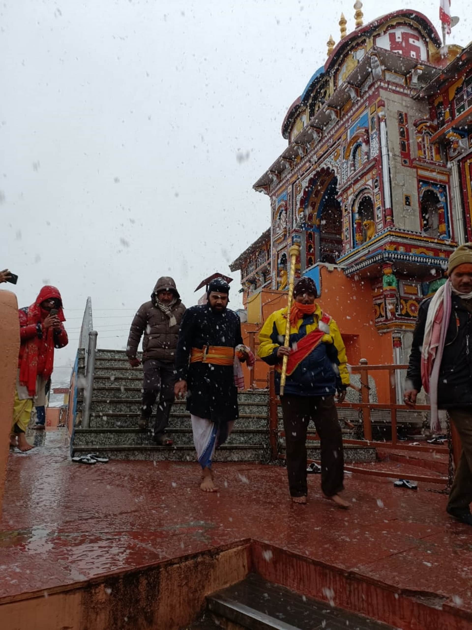 Heavy snowfall in Badrinath Dham pilgrims enjoyed Uttarakhand news in hindi