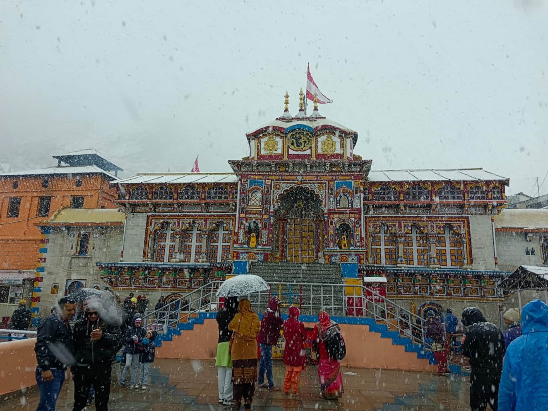 Heavy snowfall in Badrinath Dham pilgrims enjoyed Uttarakhand news in hindi