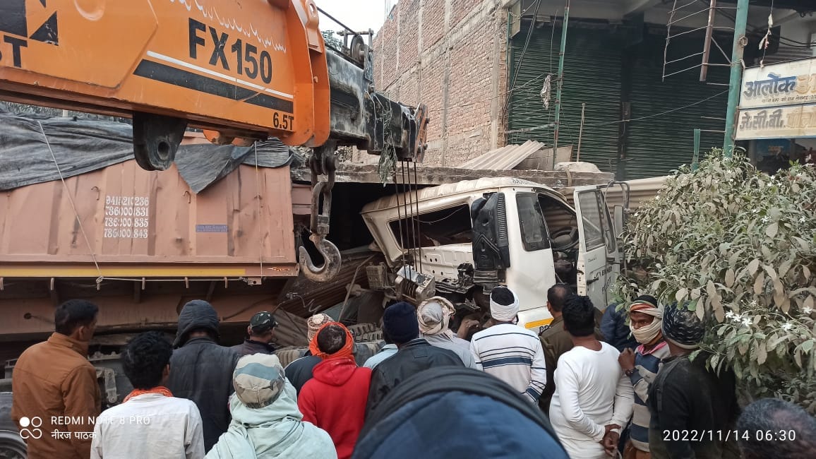 Road accident in Sonbhadra driver killed and helper injured due to Uncontrollable trailer rams into house