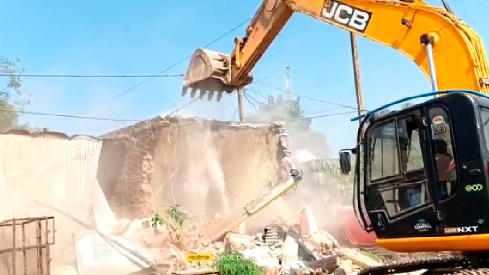 Damoh: Bulldozer in action again, house of rape accused demolished, village turned into police camp