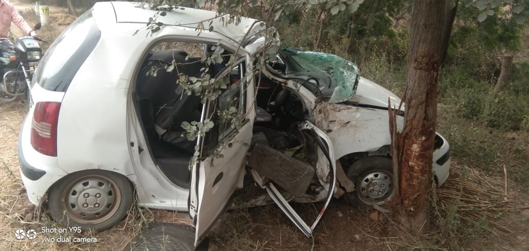 Uncontrolled car collided with tree, driver died
