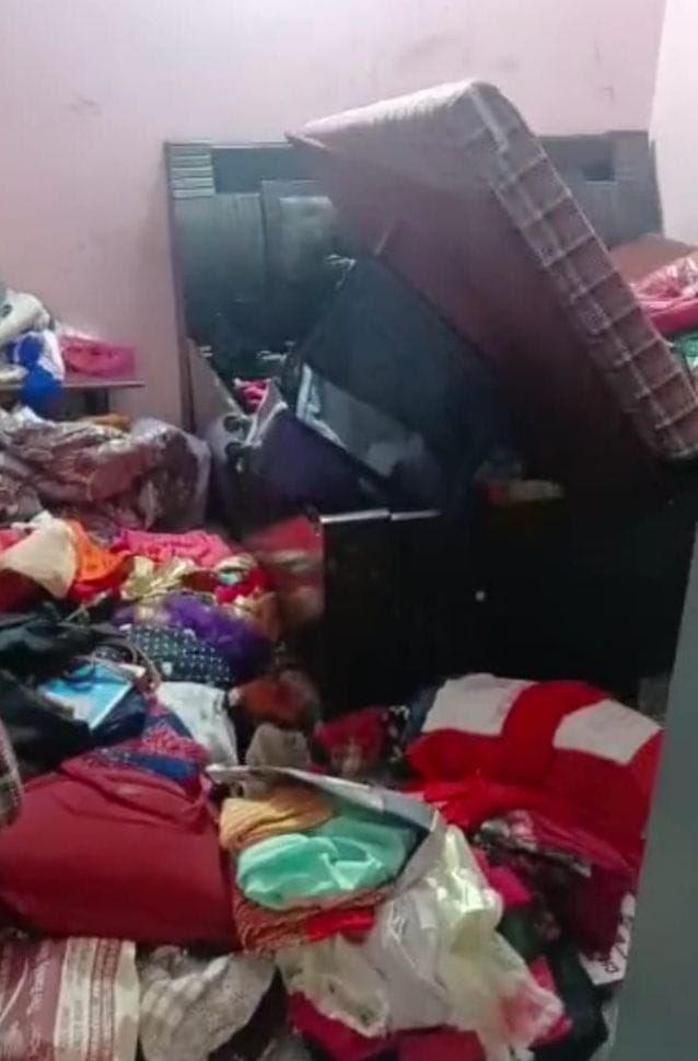 Cash and jewelery stolen by breaking the locks of three houses