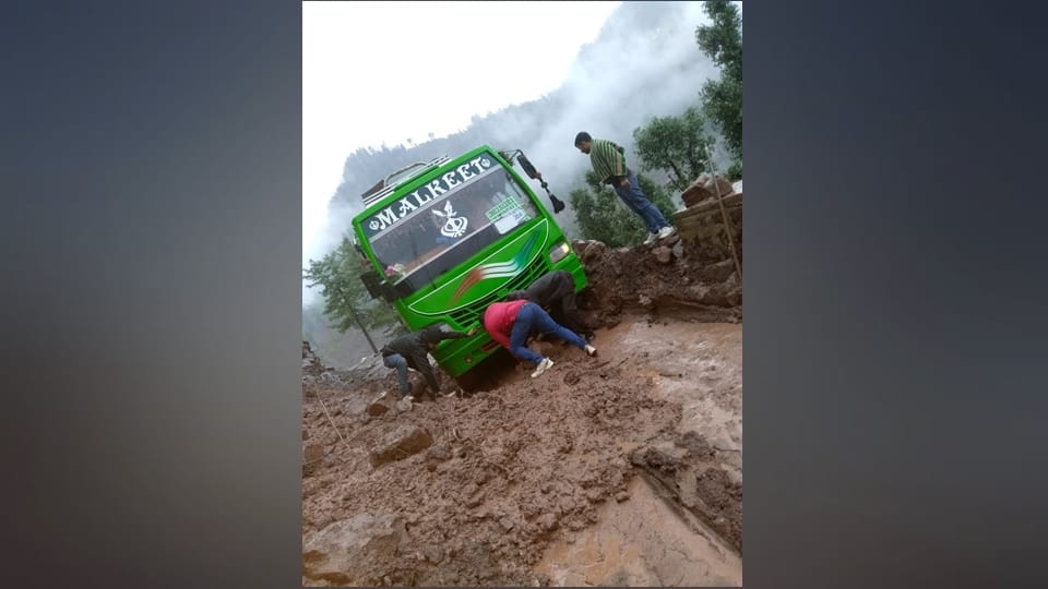 jammu kashmir Weather news: Snowfall on hills rain in plains Jammu Srinagar highway suspended