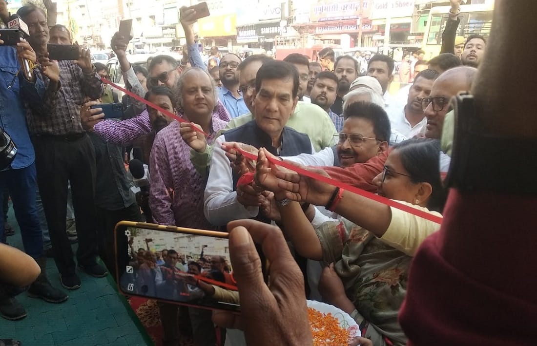 Gift of smart bus stop to Varanasi Energy Minister AK Sharma inaugurated