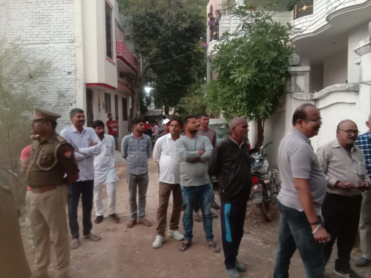 woman brutally murder in varanasi in broad dayligh son who returned from school saw dead body