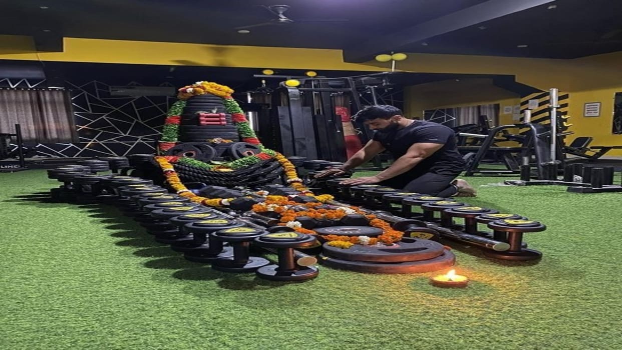 Viral News: man make shivling dumbbells weight plates gwalior news viral image internet