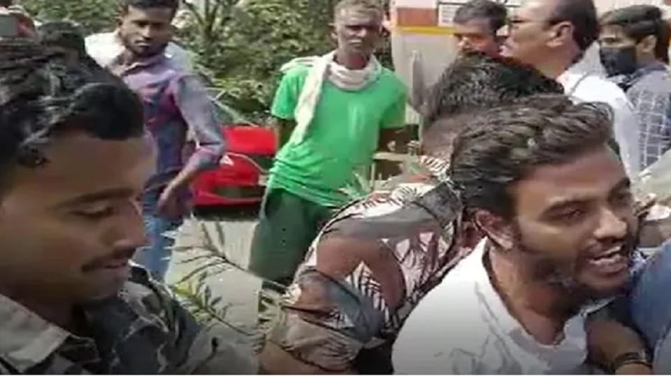 Congress Youth Workers Thrown Shoes-Chappals on BRS MLA Rasamayi Balakishan News in Hindi
