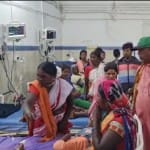 जशपुर जिला अस्पताल में घायलों का झाड़-फूंक से इलाज करती महिला बैगा।