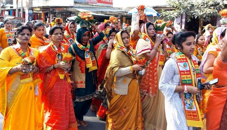 Shrimad Bhagwat Katha Begins With Kalash Yatra Saharanpur News कलश यात्रा के साथ श्रीमद् 2195