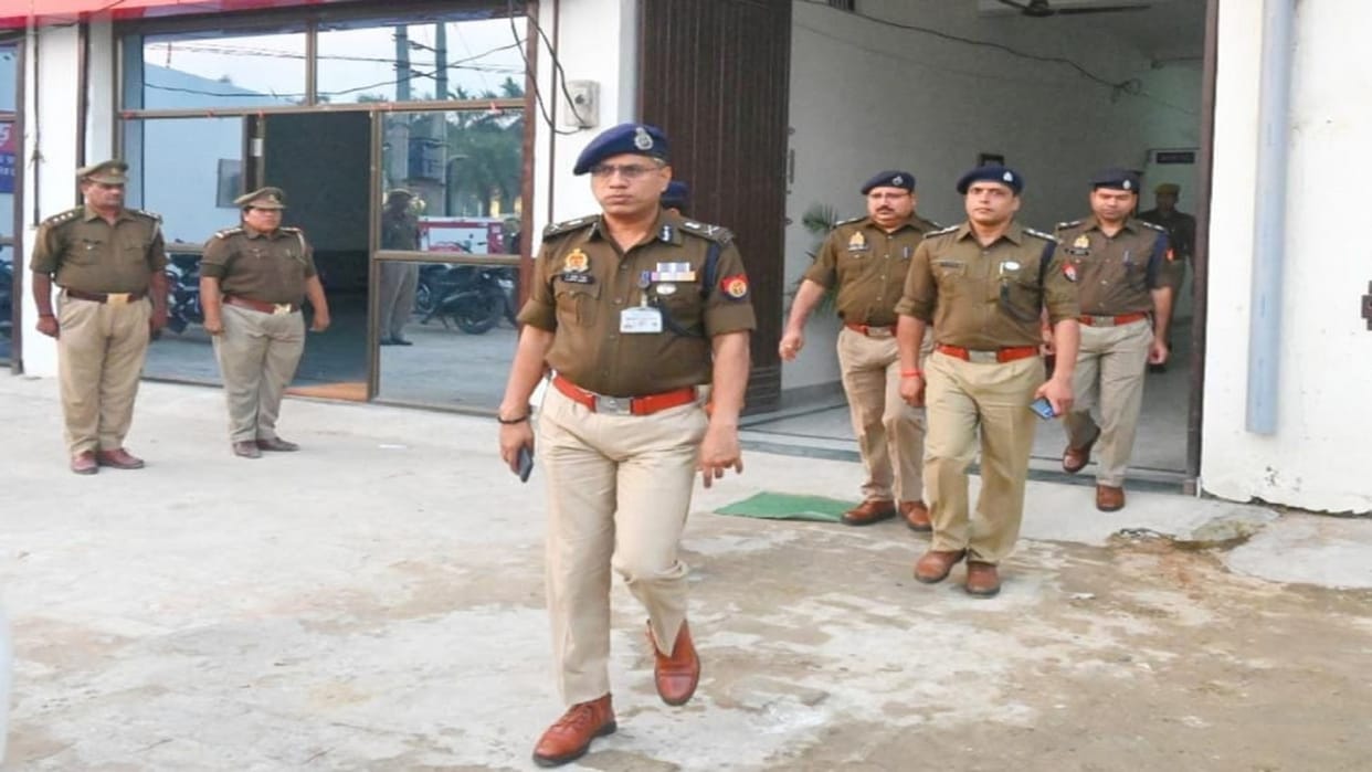 Varanasi Police Commissioner a satish ganesh inspects DCP office of Gomti zone gave these instructions