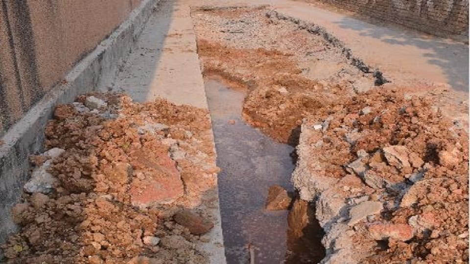 Half roads dug for sewer line one lane closed in agra news