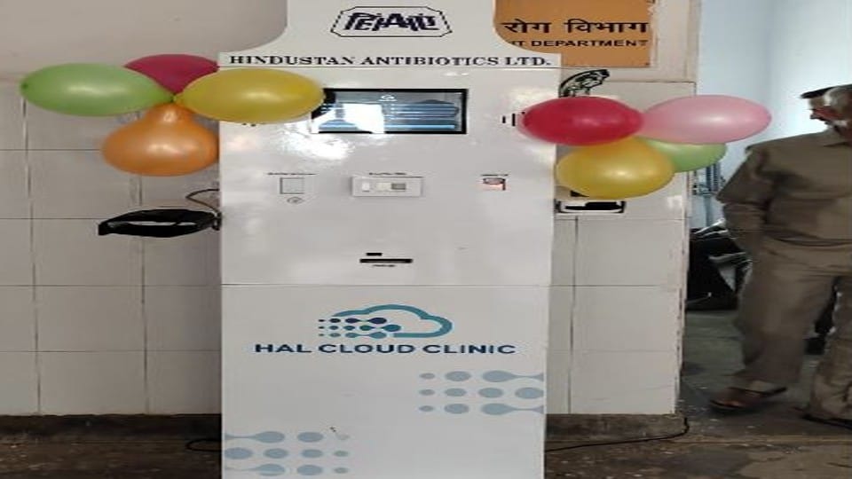 DM inaugurated ATM health machine in Barhan PHC in Agra