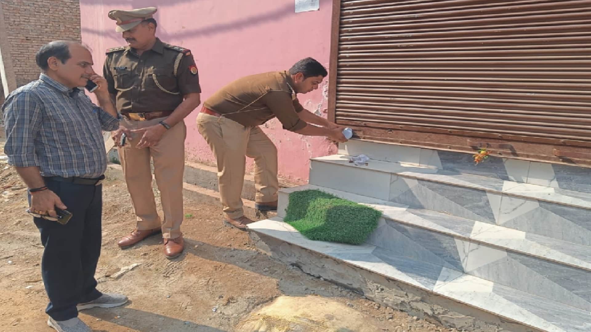 Baghpat : Police raid in Hotel and caught of many lover couple and owner arrested