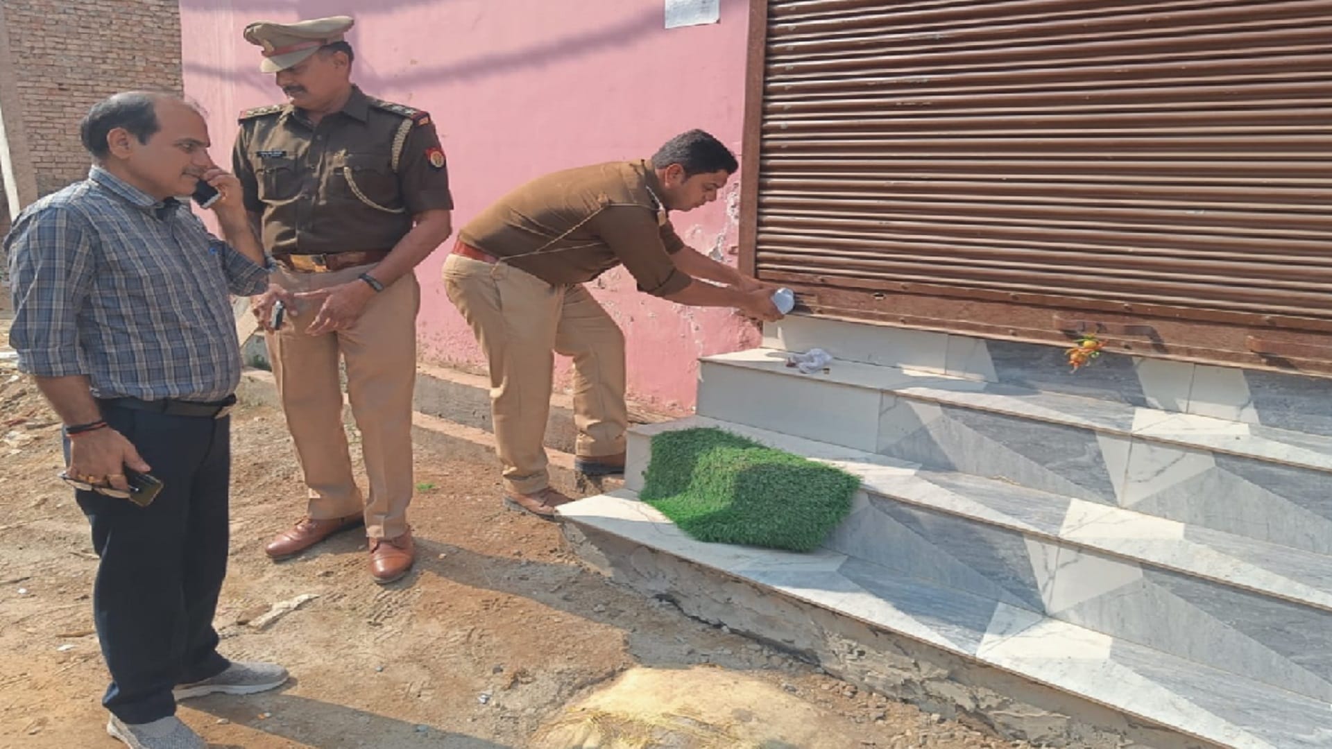 Baghpat : Police raid in Hotel and caught of many lover couple and owner arrested