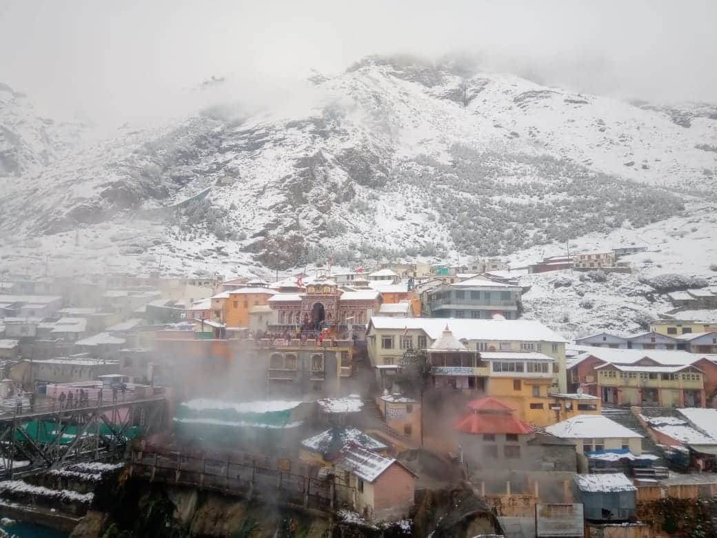 Uttarakhand Snowfall News: Badrinath dham covered with heavy snow see amazing Visuals
