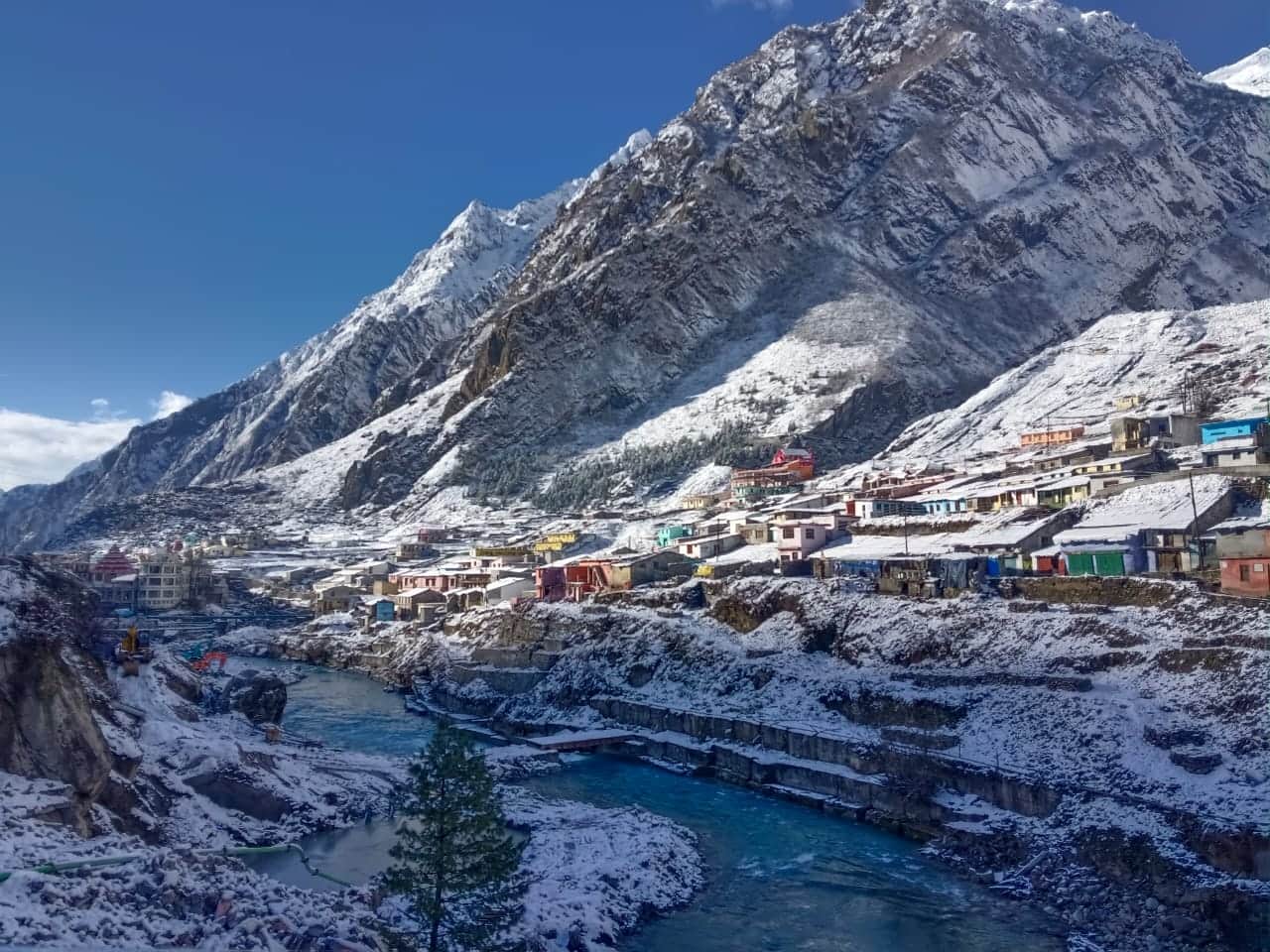 Uttarakhand Snowfall News: Badrinath dham covered with heavy snow see amazing Visuals
