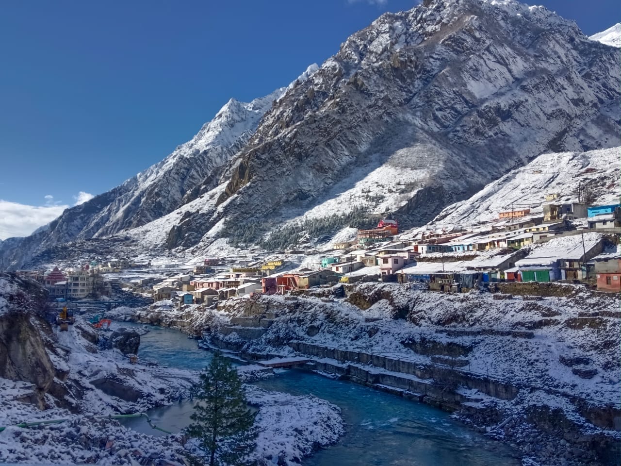 Uttarakhand Snowfall News: Badrinath dham covered with heavy snow see amazing Visuals