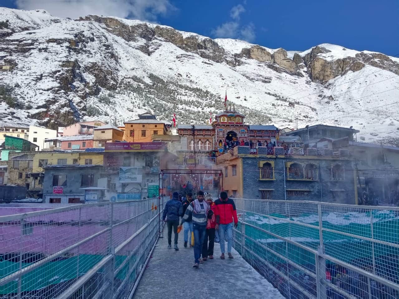 Uttarakhand Snowfall News: Badrinath dham covered with heavy snow see amazing Visuals