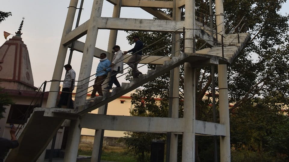 Village head husband climbed on the tank in Tehsil
