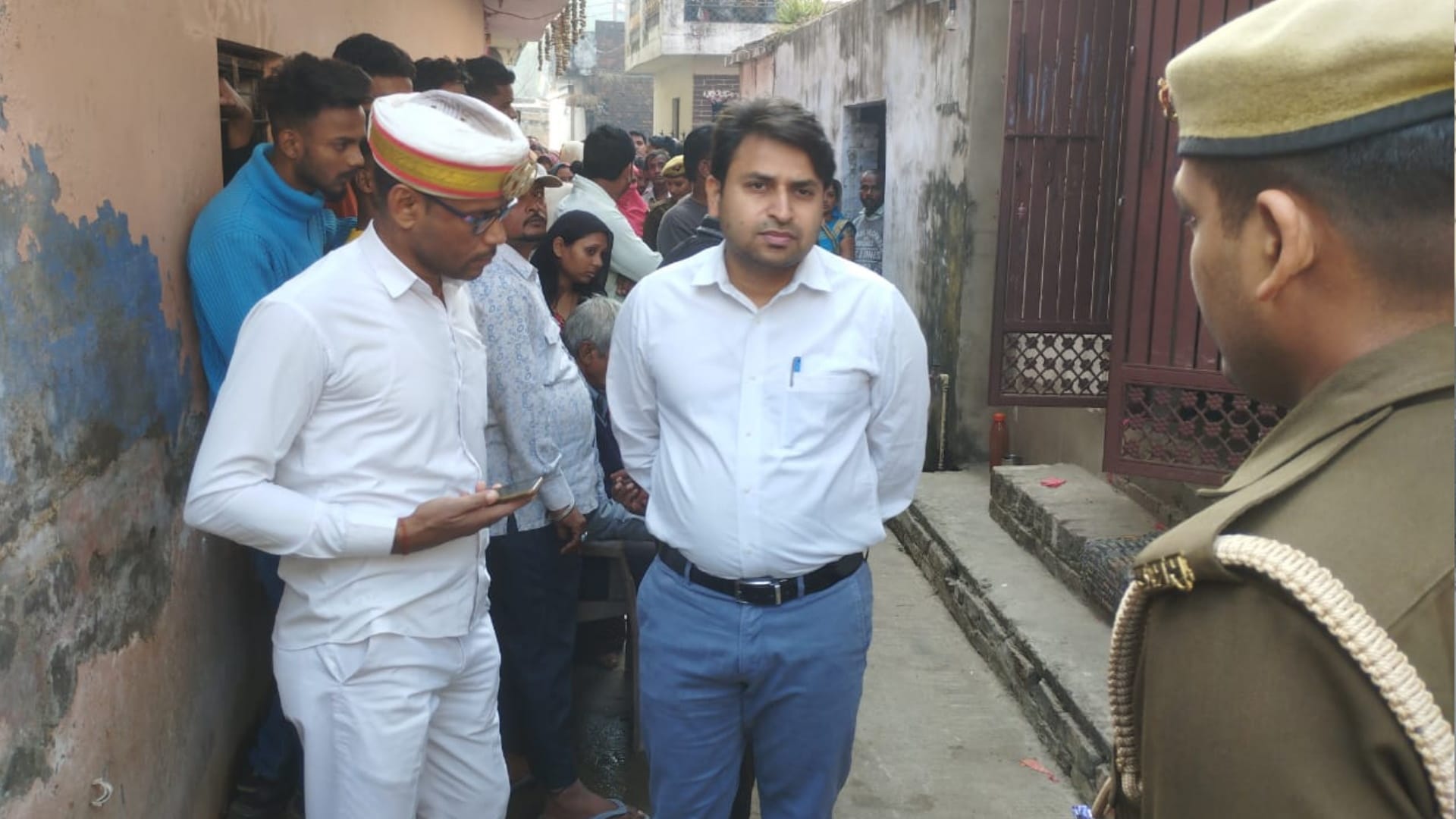 Gorakhpur Suicide Father and two daughters committed suicide by hanging in Shahpur  suicide note found