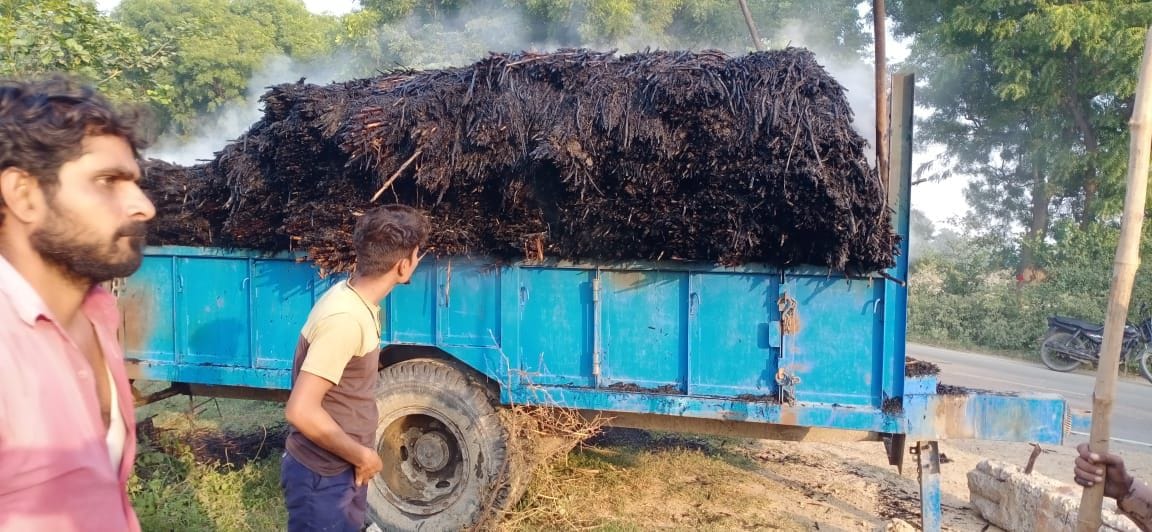 Hathras: Fire in tractor-trolley due to current, 12 bighas of ashes