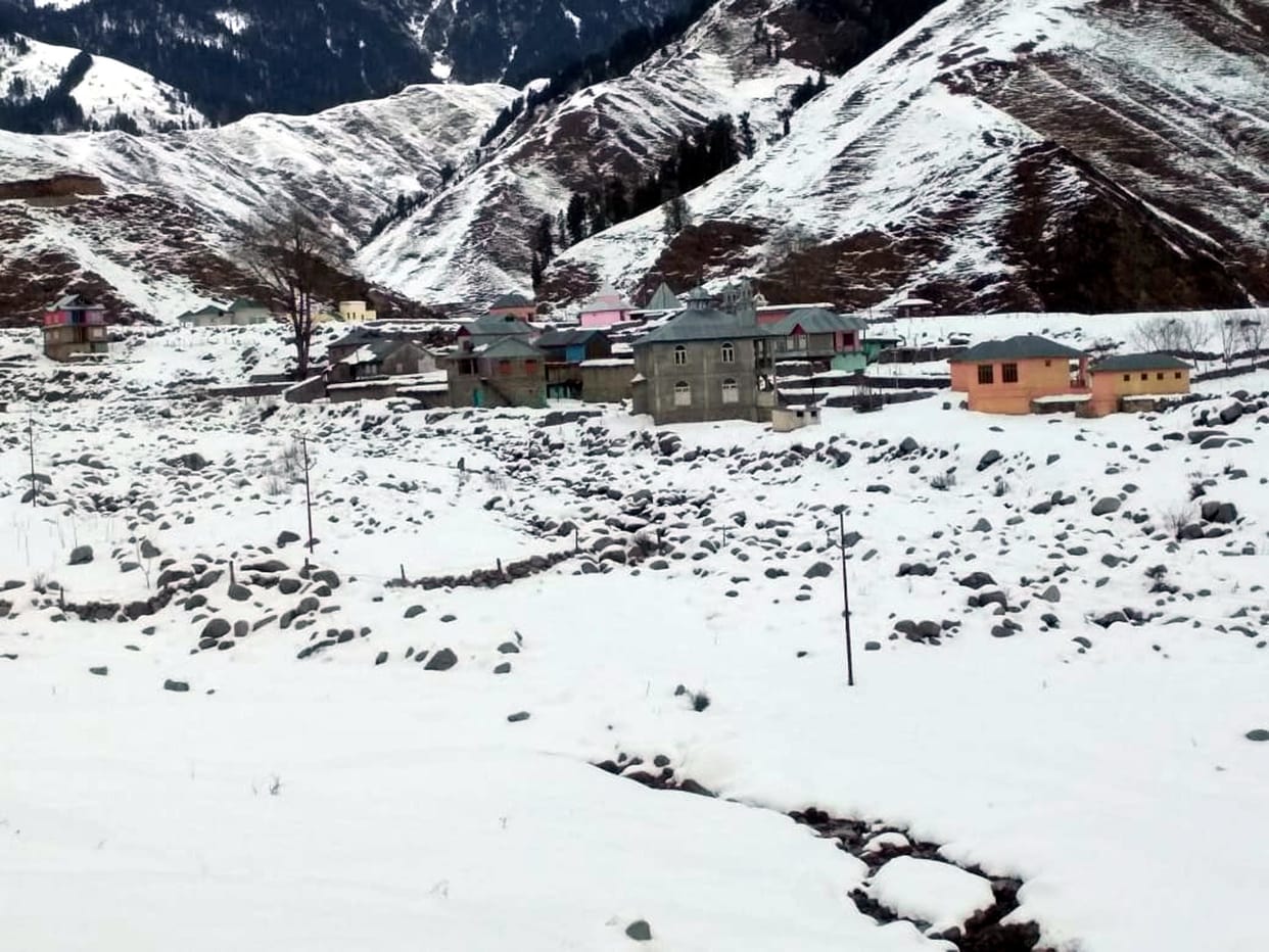 Snowfall in Kathua: Season first snowfall in residential areas of mountains