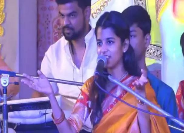 Devotees dance a lot on the songs of Maithili Thakur in Kashi Kotwal Bhairav Utsav