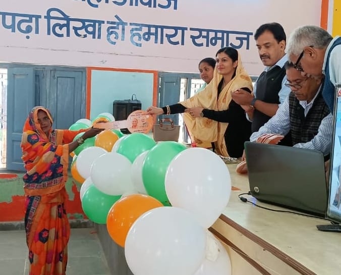 The block head handed over the keys of the houses to the beneficiaries.