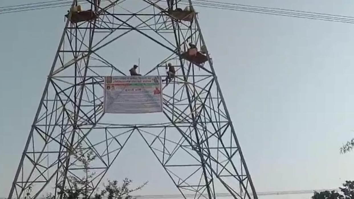 farmers climbed into the high-tension tower demanding compensation in Satna