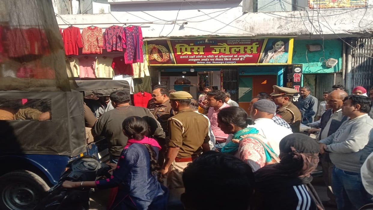 Rampur police arrested four Sarafs for charging interest by giving loan illegally