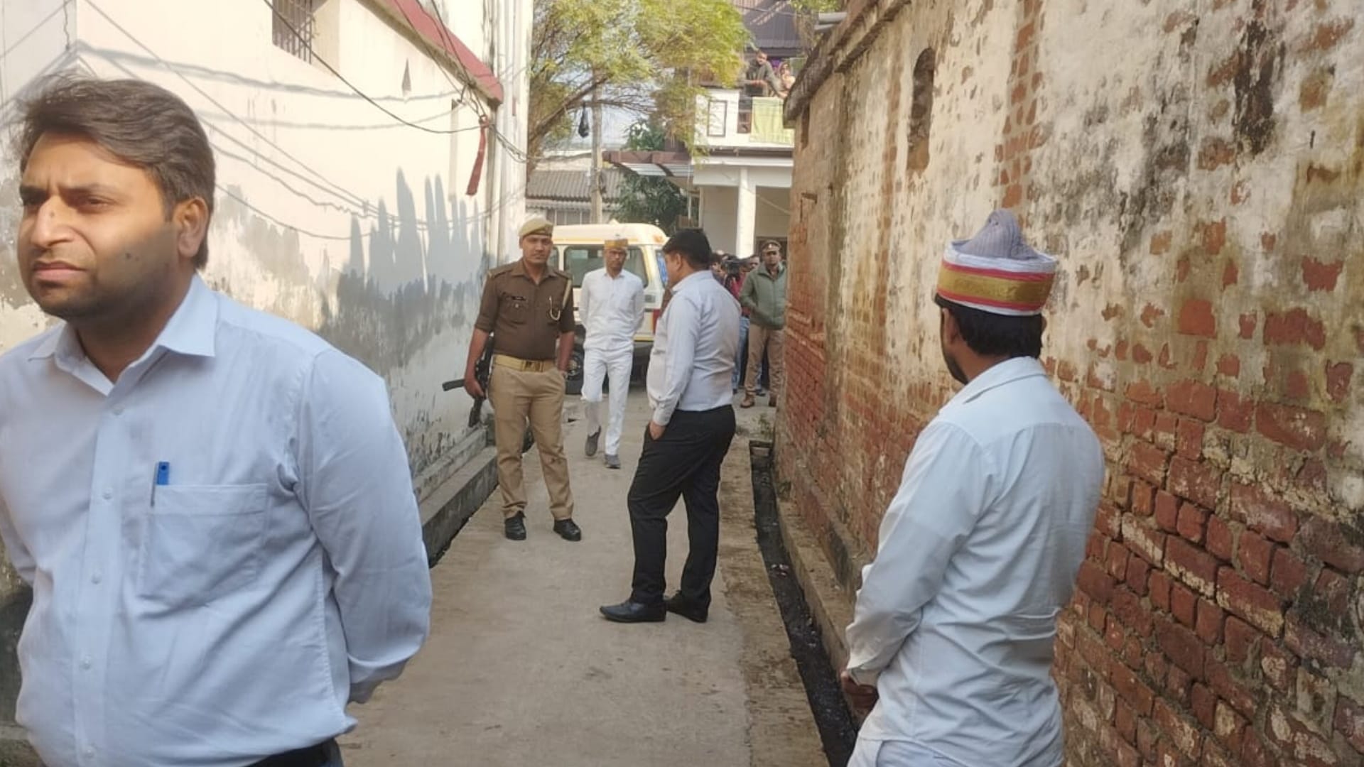 Gorakhpur Suicide Father and two daughters committed suicide by hanging in Shahpur  suicide note found