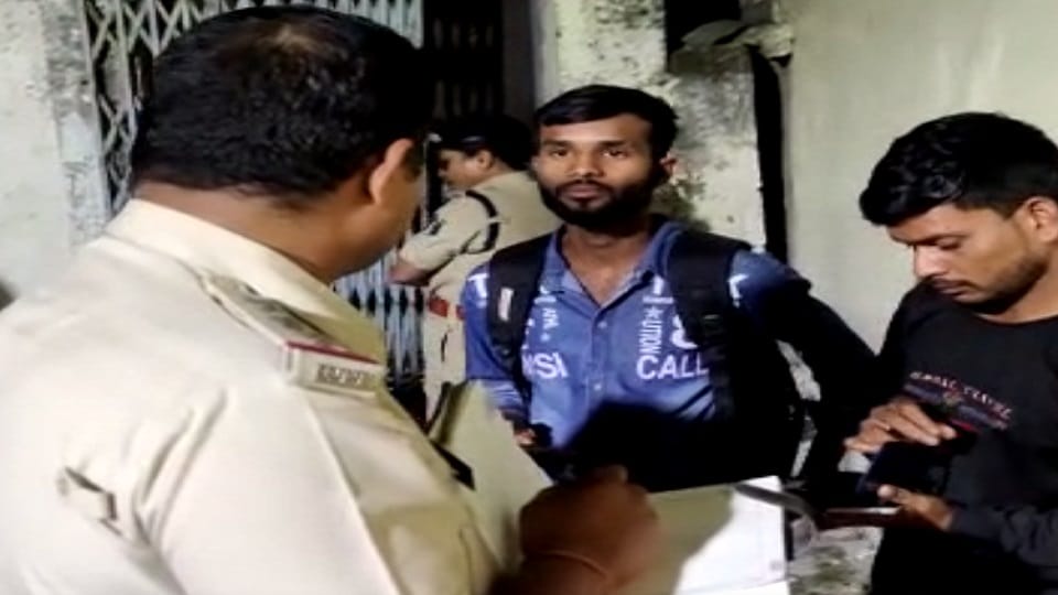 Bilaspur Attack on ATM operator by spraying masked miscreants looted Rs 13 lakh