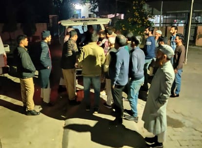 मोर्चरी से छात्रा के शव को ले जाते परिजन। संवाद